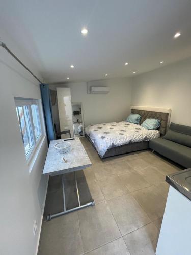 Studette indépendante tout confort sur jardin