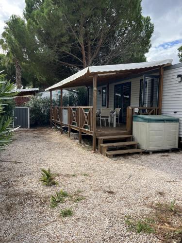 Cette petite maison dispose d'une terrasse et d'un bain à remous. dans l'établissement Camping Del Mar 265, Mobile Home Excellence, 3 chambres, 6 personnes, 2 Salles de Bain, bord de mer, à Argelès-sur-Mer