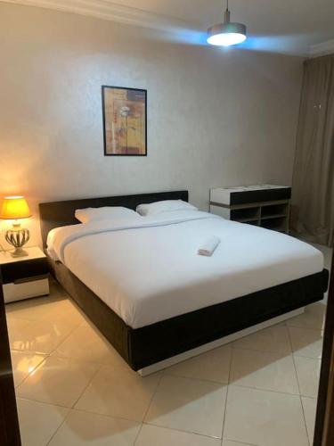 En eller flere senge i et værelse på Luxury Corniche Apartment - Near Beach & Amenities