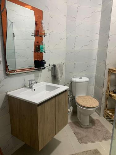 Et badeværelse på Luxury Corniche Apartment - Near Beach & Amenities