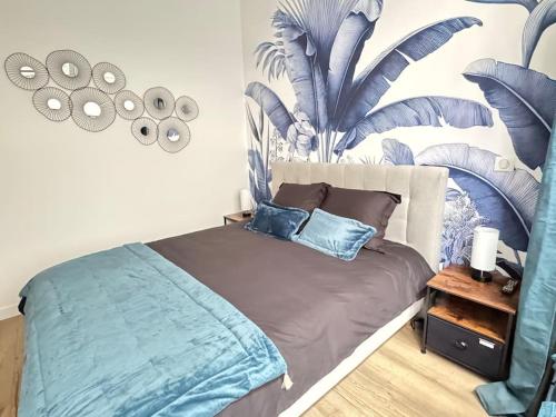 - une chambre avec un lit orné d'une fresque murale représentant une plante dans l'établissement BASTiLLE SUNbEAM - Luxury flat 80m2 - Paris 6p 2BR, à Paris