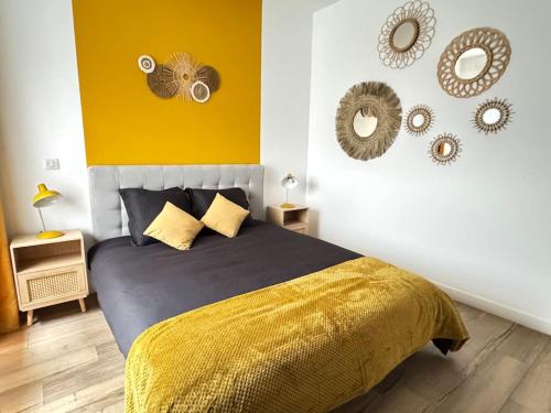 - une chambre dotée d'un lit avec un mur jaune et des miroirs dans l'établissement BASTiLLE SUNbEAM - Luxury flat 80m2 - Paris 6p 2BR, à Paris