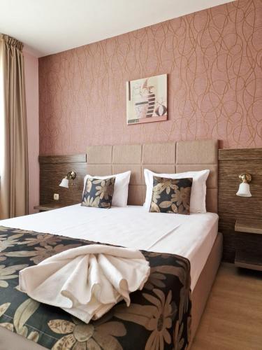a bedroom with a large bed in a room at Айляк Клуб Хисаря - Бутиков Хотел&СПА с Elegant Ultra All Inclusive in Hisarya