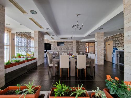 a dining room with a table and chairs at Айляк Клуб Хисаря - Бутиков Хотел&СПА с Elegant Ultra All Inclusive in Hisarya
