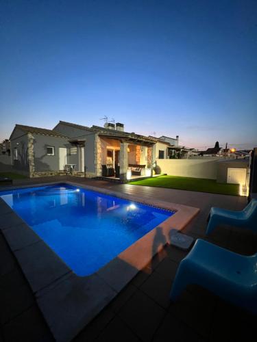 Casa en L Escala con piscina y WIFI free