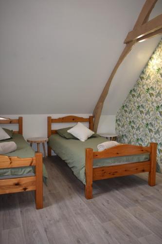 - une chambre avec 2 lits et 2 bancs dans l'établissement Yvonnette Cottage, à Salles-Courbatiès