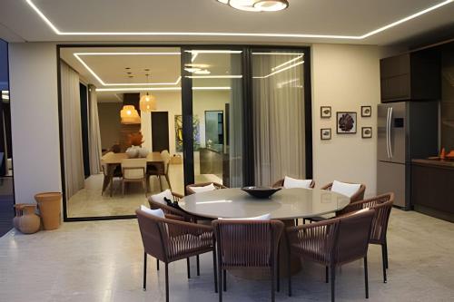 a kitchen and dining room with a table and chairs at Morro de São Paulo Casa 4° Praia de luxo in Cayru