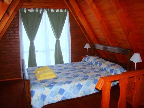 Säng eller sängar i ett rum på Cabañas Mirador del Cerro