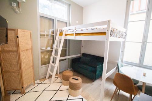 a small room with a bunk bed and a table at Studios Saint Jacques, Châtellerault in Châtellerault