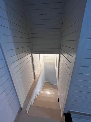 an overhead view of a staircase in a white house at Casa a 1 km andando até a praia, barra sul de Balneário Camboriú in Balneário Camboriú