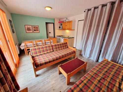 un salon avec un canapé et une cuisine dans l'établissement Résidence Grand Argentier - 2 pièces +cabine 6/8 personnes coeur station 42m² MAE-2909, à Modane