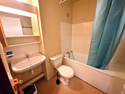 une petite salle de bain avec toilettes et lavabo dans l'établissement Résidence Grand Argentier - 2 pièces +cabine 6/8 personnes coeur station 42m² MAE-2909, à Modane