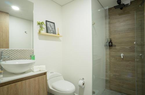 a bathroom with a toilet and a sink and a shower at Acogedor estudio ZONA exclusiva Vista Increíble in Armenia