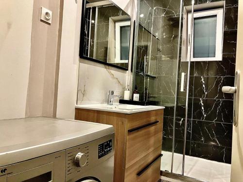 Ένα μπάνιο στο Sapins Hotel Le Raincy Maison 5 pers