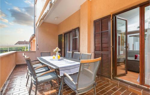 Balkón alebo terasa v ubytovaní Four-Bedroom Apartment In Fazana