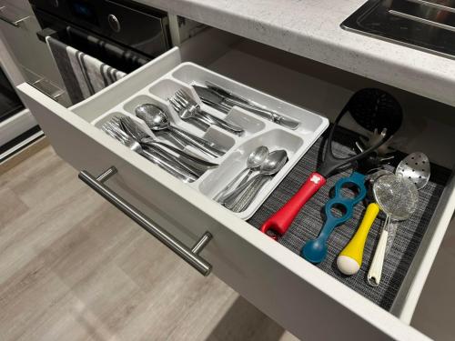 a drawer filled with utensils in a kitchen at FerienWohnung Gästehaus Merzig-Besseringen NEUBAU in Merzig