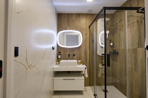 a bathroom with a sink and a shower at Apartamentos Plasencia Bambu in Plasencia