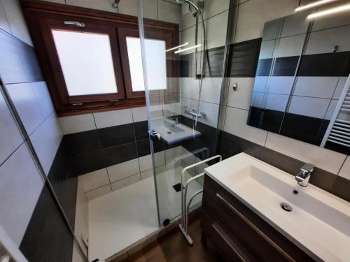 une salle de bain avec un lavabo et une douche dans l'établissement Résidence Pelvoux - Appartement pour 8 au coeur des Ménuires et ski aux pieds MAE-4394, aux Menuires