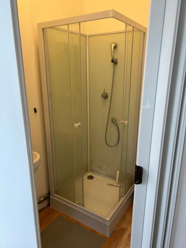 une douche avec une cabine en verre dans une salle de bain dans l'établissement Appartement cosy Armentières gare, à Armentières