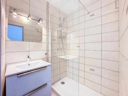 une salle de bain blanche avec un lavabo et un miroir dans l'établissement Les Chalets De La RosiÈre - Studio de 25m² pour 4 personnes MAE-4404, à Montvalezan