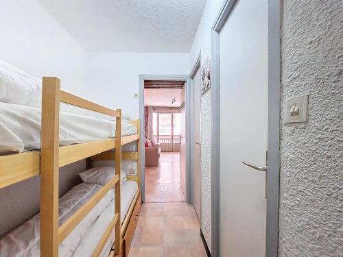 - un couloir avec 2 lits superposés dans une chambre dans l'établissement Les Chalets De La RosiÈre - Studio de 25m² pour 4 personnes MAE-4404, à Montvalezan
