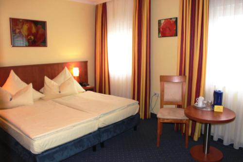 Ein Bett oder Betten in einem Zimmer der Unterkunft Parkhotel Rüdesheim