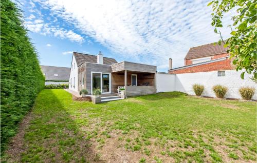 a home with a large yard with a house at Bébèr in Lombardsijde