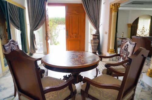 Zona de estar de L'Orchidée - Villa de luxe avec piscine chauffée, ascenseur privatif et vue sur le lac de Tunis