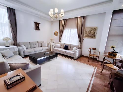 Zona de estar de L'Orchidée - Villa de luxe avec piscine chauffée, ascenseur privatif et vue sur le lac de Tunis