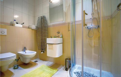 a bathroom with a shower and a toilet and a sink at Cozy Home In Varazdinske Toplice in Varaždinske Toplice
