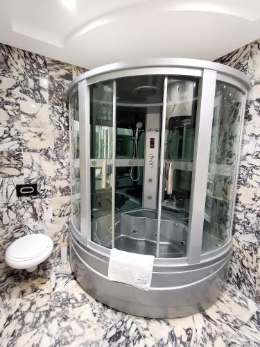 Un baño de L'Orchidée - Villa de luxe avec piscine chauffée, ascenseur privatif et vue sur le lac de Tunis