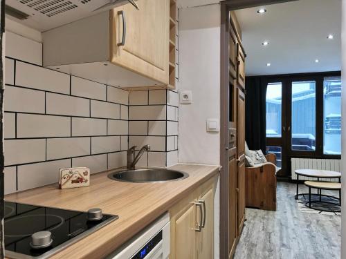 une cuisine avec un évier et un plan de travail dans l'établissement Sefcotel - Studio Cabine COSY MAE-3024, à Tignes