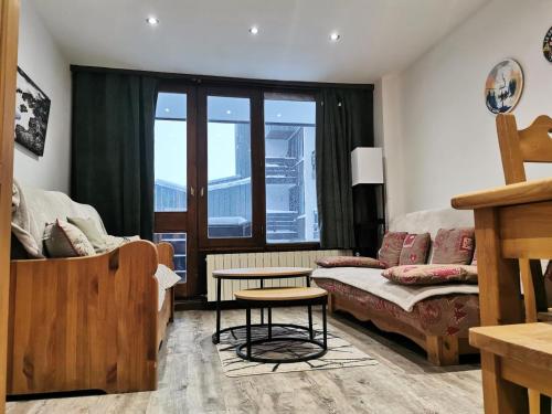 un salon avec un canapé et une table dans l'établissement Sefcotel - Studio Cabine COSY MAE-3024, à Tignes
