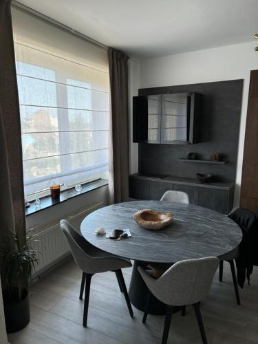 a table and chairs in a living room at Le Charme Urbain Lumineux in Brussels