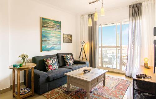 Posezení v ubytování 2 Bedroom Cozy Apartment In Sabinillas