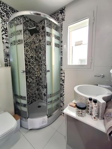 Un baño de L'Orchidée - Villa de luxe avec piscine chauffée, ascenseur privatif et vue sur le lac de Tunis
