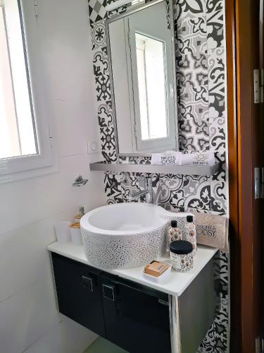 Un baño de L'Orchidée - Villa de luxe avec piscine chauffée, ascenseur privatif et vue sur le lac de Tunis