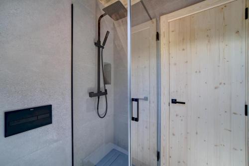 a shower with a glass door in a bathroom at Tanau-Rentals El Oso in Naut Aran