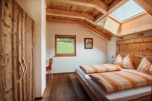 Postel nebo postele na pokoji v ubytování Großkarnaiderhof Appartements-Bauernhof-Natur pur