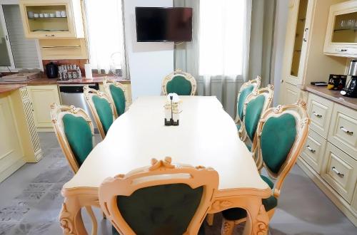 Una cocina o zona de cocina en L'Orchidée - Villa de luxe avec piscine chauffée, ascenseur privatif et vue sur le lac de Tunis