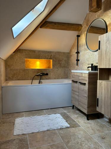 une salle de bain avec une baignoire et un lavabo dans l'établissement Hyper centre Sous les toits Auxerre, à Auxerre