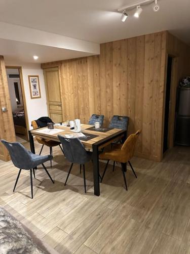 une salle à manger avec une table et des chaises dans l'établissement Au Belalp, au pied des pistes, cœur de station cosy Luxe, à Les Deux Alpes