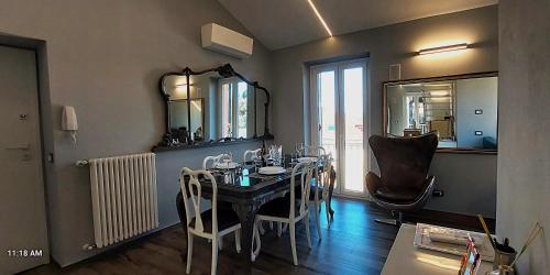 a dining room with a table and chairs and a window at Il Profumo Dellegrazie in Le Grazie
