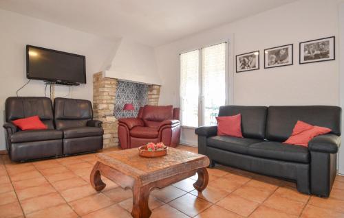 un salon avec deux canapés et une table basse dans l'établissement Lovely Home In Cornillon With Wifi, à Cornillon