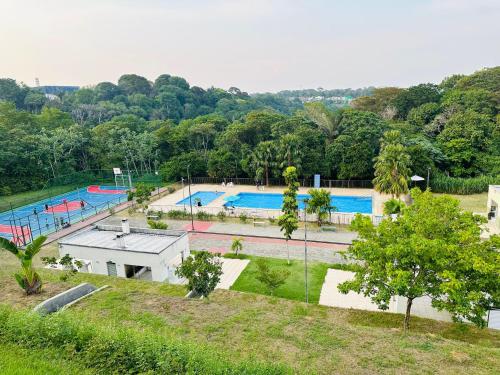 an overhead view of a swimming pool in a park at Apartamento Mobiliado Condominio Conquista Torquato in Manaus