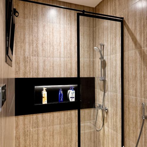 Et badeværelse på Luxury Smart Apartment A11