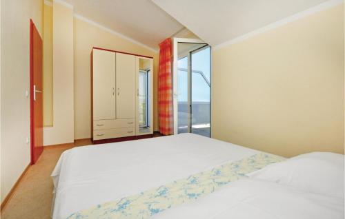 Postel nebo postele na pokoji v ubytování Apartment Mimice With Sea View 380