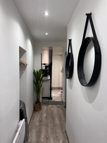 un couloir avec un miroir mural dans l'établissement Home Sweet Home Batignolles 1 Bedroom - N37, à Paris