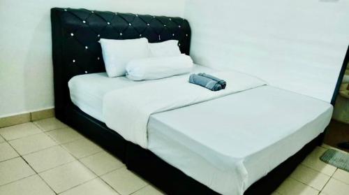 Кровать или кровати в номере Anaqi Homestay Tawau Sabah