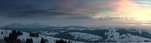 a view of a snow covered mountain with a sunset at Miętowa Górka in Ząb